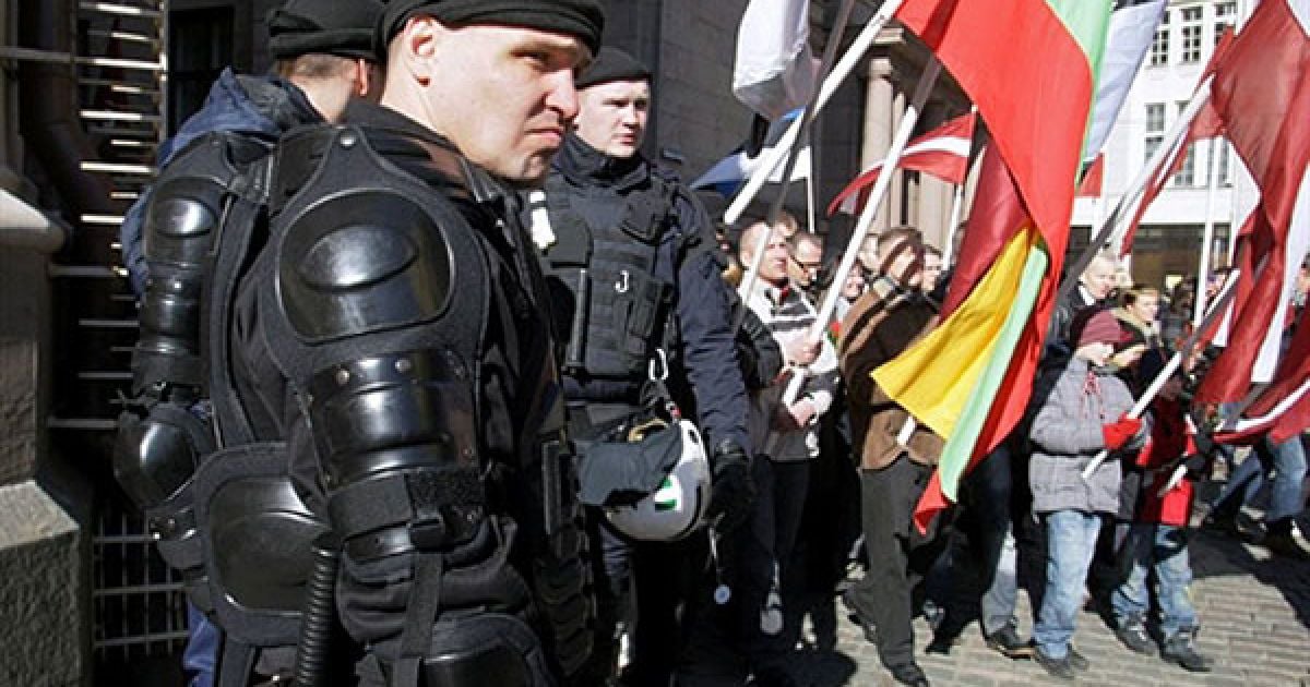 Латвія, Рига. Ветерани Латиського Легіону (колишньої частини нацистської "Ваффен СС") та їхні родичі пройшли маршем до пам&#039;ятника Свободи, щоб покласти квіти до символу боротьби за незалежність від Москви. / © AFP
