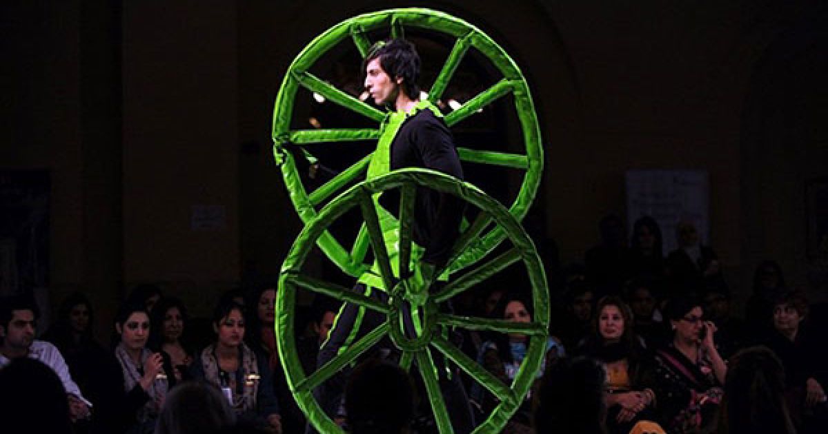 Пакистан, Ісламабад. Пакистанська модель демонструє одяг від пакистанської школи образотворчого мистецтва і дизайну під час Тижня моди у Ісламабаді. / © AFP