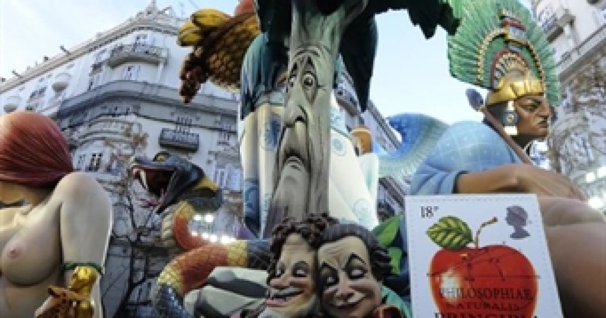 Одніїєю з ключових подій фестивалю Фальяс є парад гігантських (до 20 метрів) ляльок / © AFP