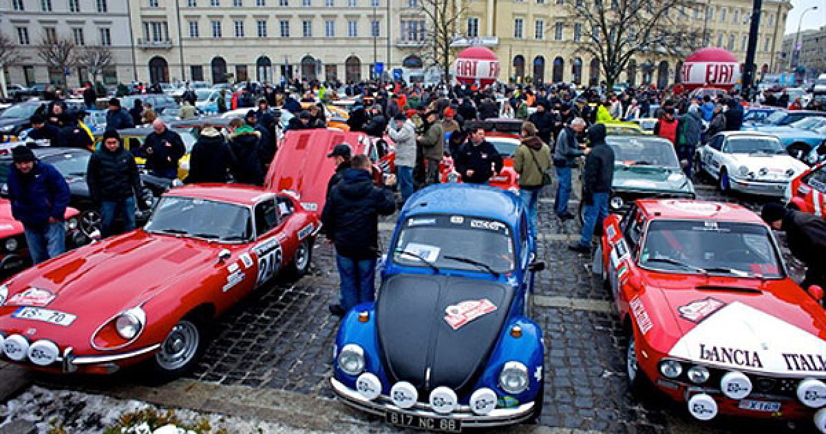 Польща, Варшава. Ретро-автомобілі перед стартом 14-ої історичної гонки Монте-Карло у Варшаві. У гонці Monte-Carlo Historique беруть участь майже 100 спортивних ретро-автомобілів. / © AFP