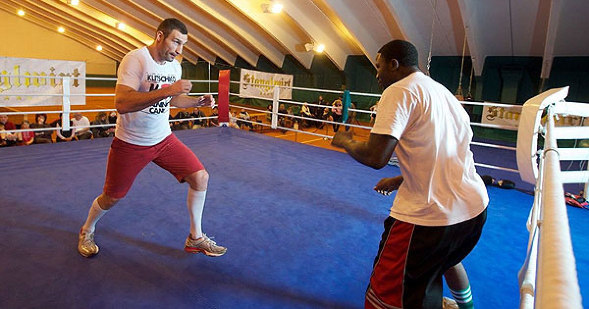 Чемпіон світу у суперважкій вазі за версією WBC Віталій Кличко готується до бою з кубинцем Одальєром Солісом. / © Klitschko / Facebook