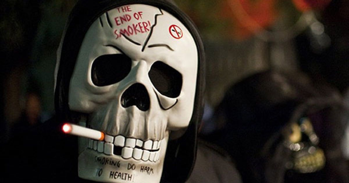 Мексика, Мехіко. Чоловік, одягнений у маску скелета, бере участь у ході на честь святкування Дня мертвих. / © AFP