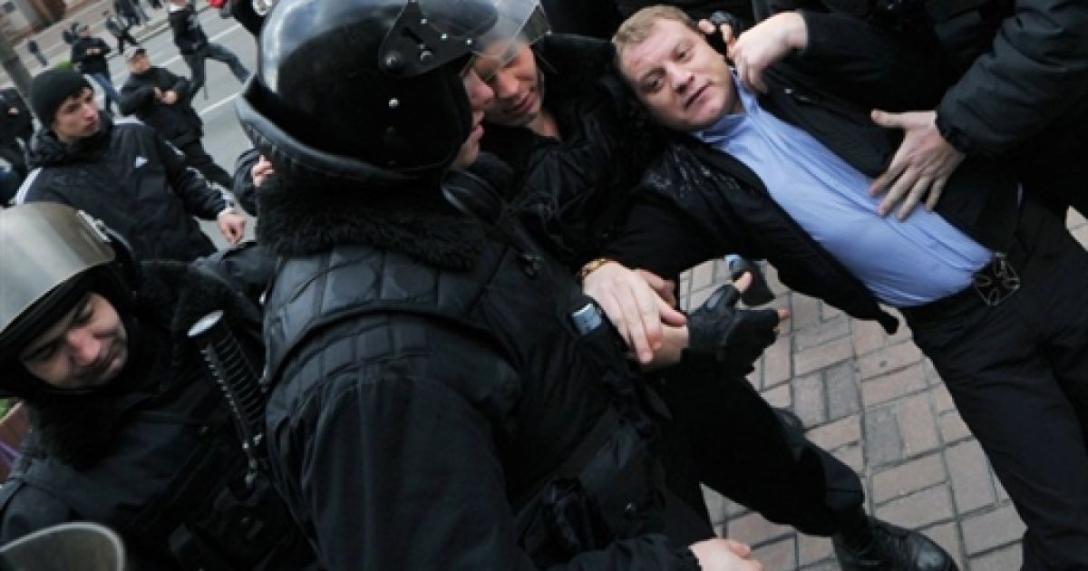 Біля пам'ятника Володимиру Леніну виникла бійка між комуністами і представниками Комітету помаранчевої революції. / © AFP