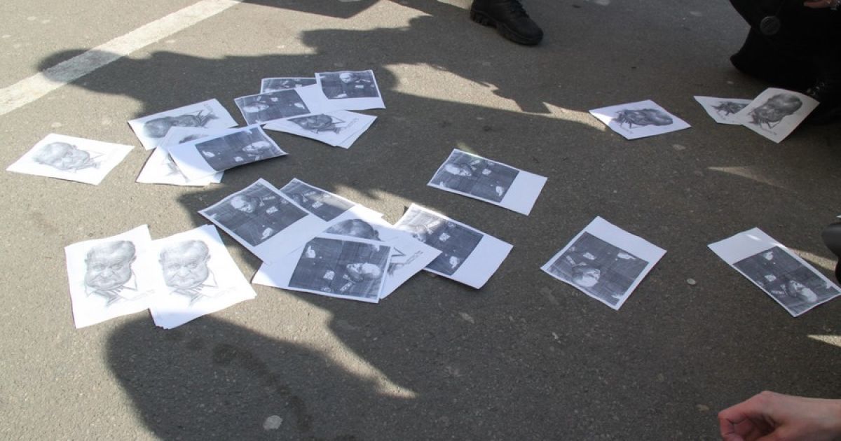На кожній з одного боку був шарж на нього, а з іншого - його фотографія на трибуні Верховної ради. / © bilozerska.livejournal.com