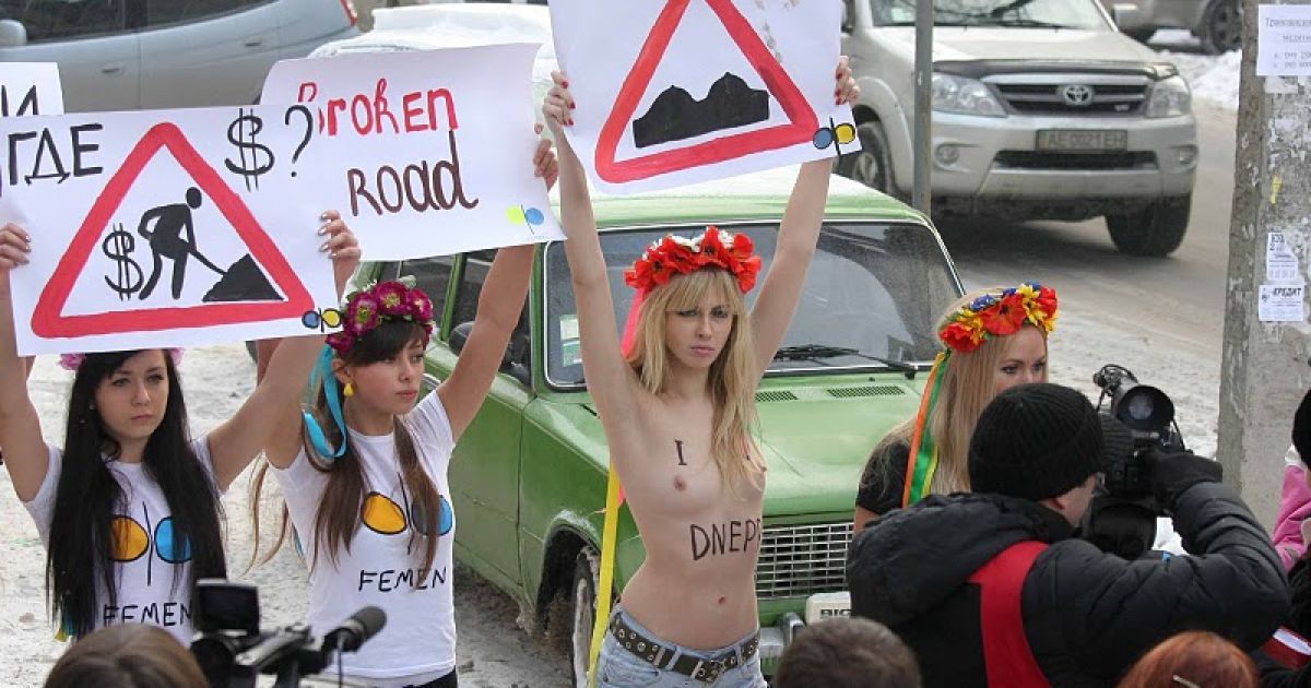 Жіночий рух FEMEN провів у Дніпропетровську акцію "Асфальт накрився!" прооти жахливого стану доріг у місті / © femen.livejournal.com