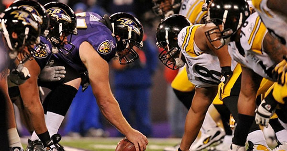 США, Балтімор. Гравці "Baltimore Ravens" готуються розіграти м&rsquo;яч з їхніми суперниками з "Pittsburgh Steelers" на стадіоні у Балтіморі. / © AFP