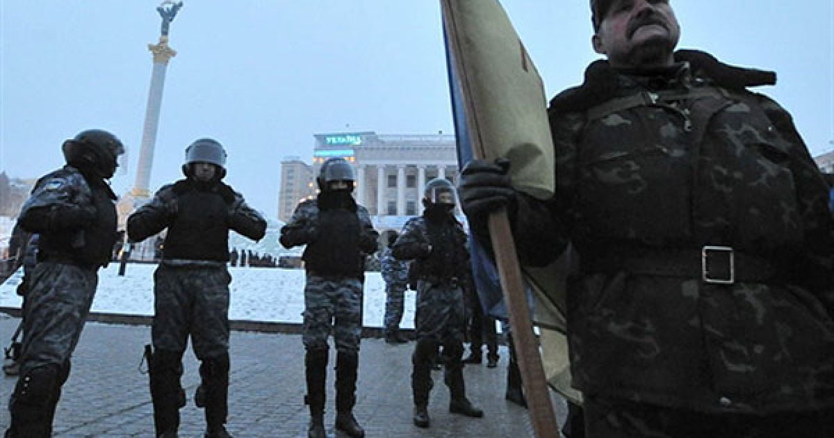 В центрі Києва під наглядом озброєної міліції комунальники знесли наметове містечко підприємців, які протестували проти Податкового кодексу. / © AFP