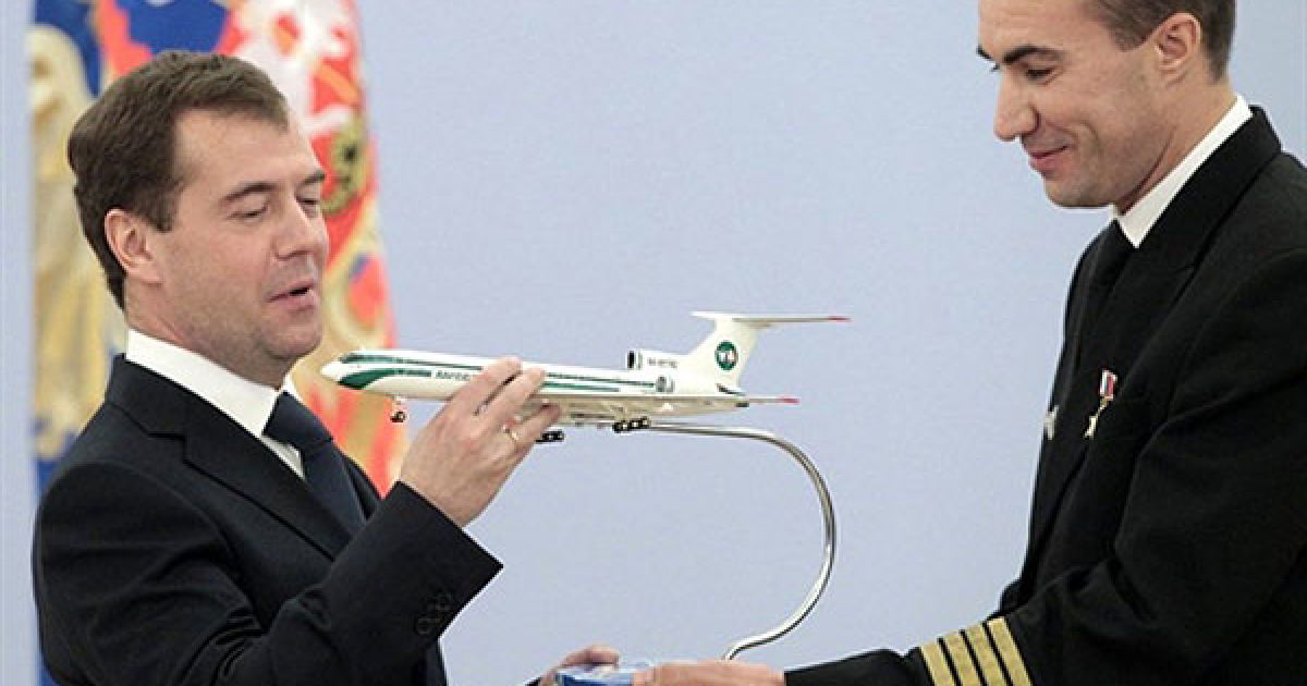 Росія, Горки. Президент Росії Дмитро Мєдвєдєв отримує модель літака Ту-154 "Алроса" від капітана цього літака Євгена Новосьолова. Євген Новосьолов був нагороджений орденом "Герой Росії" разом із дев'ятьма іншими членами екіпажу Ту-154, які змогли посадити майже некерований літак на покинуту злітно-посадочну смугу біля села Іжма в Комі і врятувати життя 72 пасажирів / © AFP