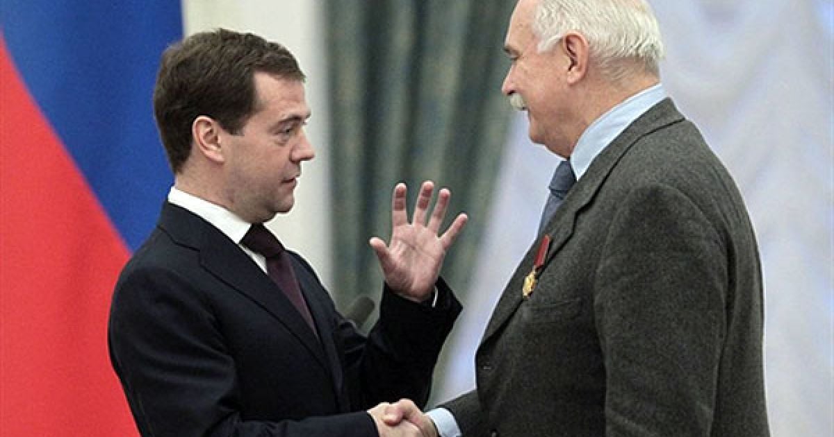 Росія, Москва. Президент Росії Дмитро Мєдвєдєв потискає руку російському режисеру і актору Микиті Міхалкову після присудження йому ордену 4 ступеня "За заслуги перед Вітчизною", під час церемонії нагородження у Кремлі. / © AFP