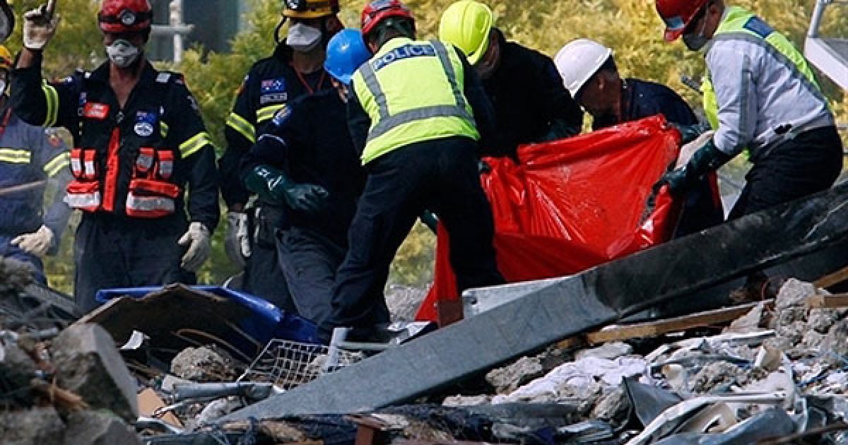 Нова Зеландія, Крайстчерч. Рятувальники витягують тіла жертв землетрусу з руїн будівлі CTV, під якими виявилися похованими 48 студентів і співробітників компанії. Місто Крайстчерч було майже зруйноване в результаті смертельного землетрусу. / © AFP