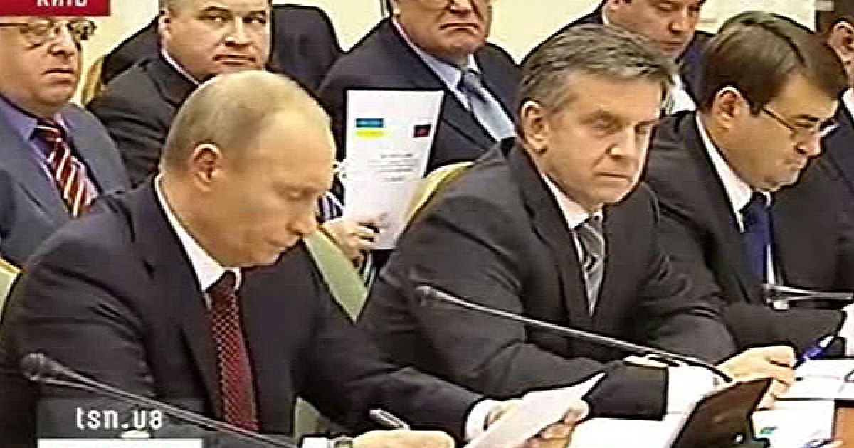 Російський прем'єр-міністр під час зустрічі зі своїм українським колегою не жартував, не посміхався, розмовляв мало, відмовився від вечері й у поспіху відбув додому.