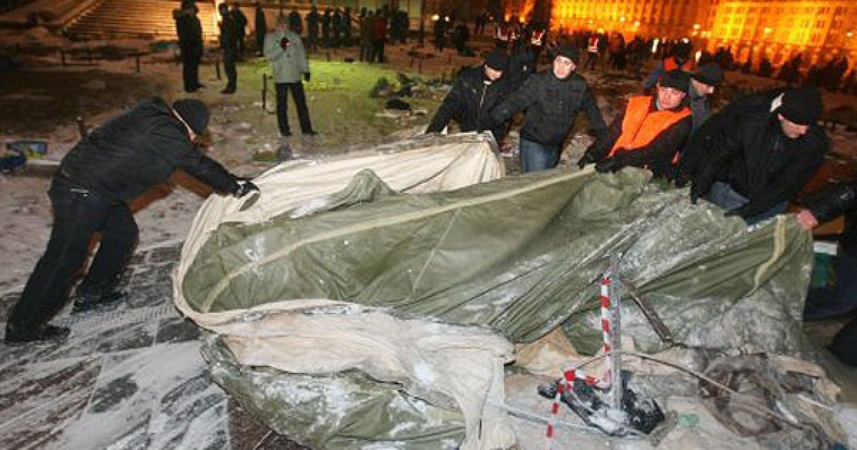 Комунальники під наглядом міліції мовчки розібрали намети та завантажили їх на вантажівки. / © УНІАН