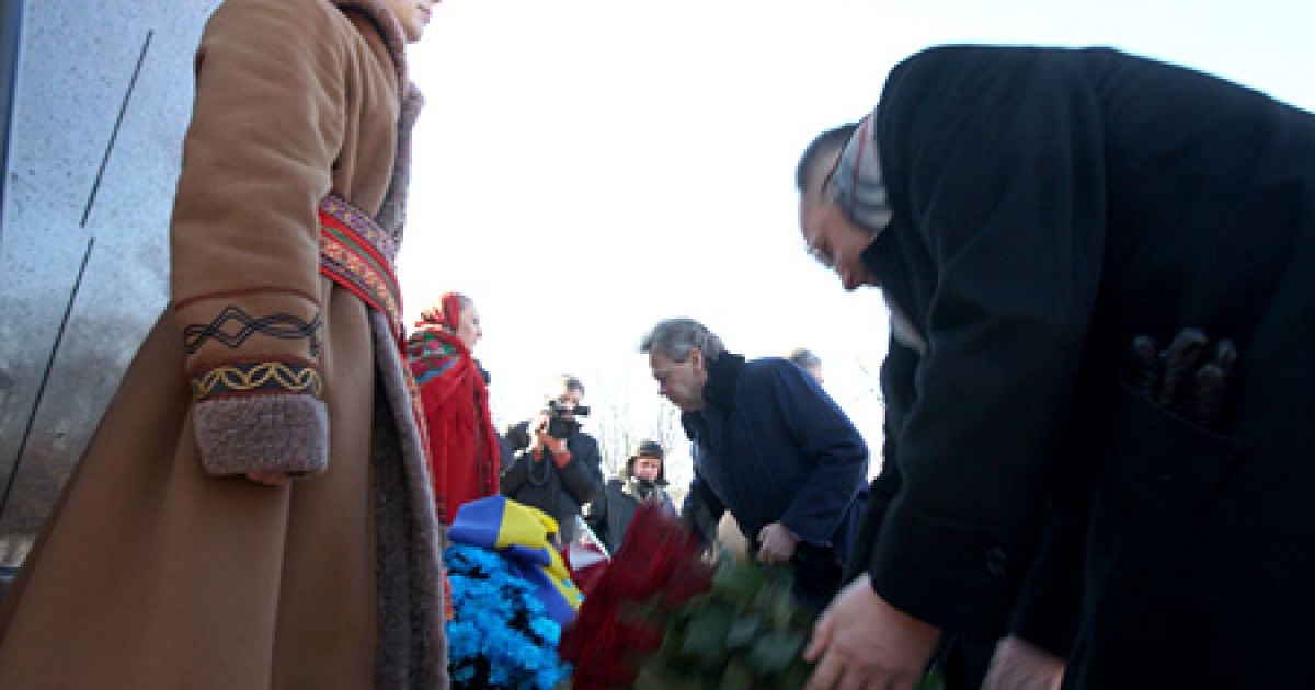 Урядовці взяли участь у церемонії покладання квітів до пам&#039;ятника Тарасу Шевченку в Києві. / © Українські національні новини