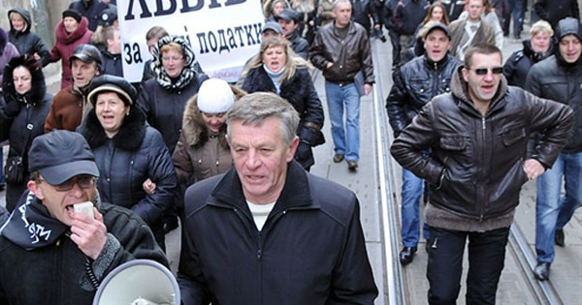 Колона мітингувальників вирушила з Майдану Незалежності на вулицю Банкову до Адміністрації президента. / © AFP