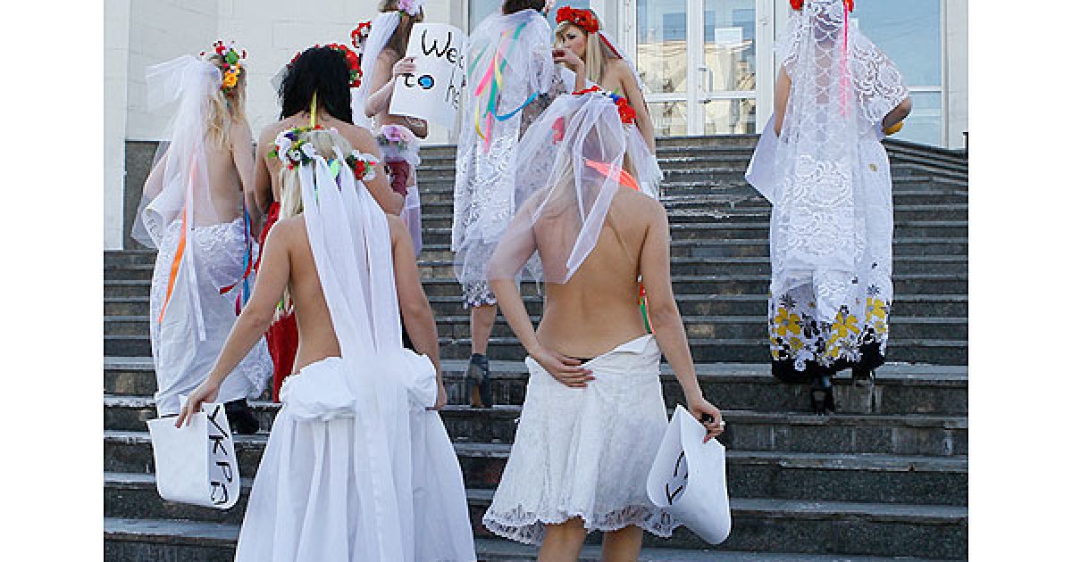 Жіночий рух FEMEN провів у Києві чергову топлес-акцію під назвою "Наречені для папуаса". / © Жіночий рух FEMEN