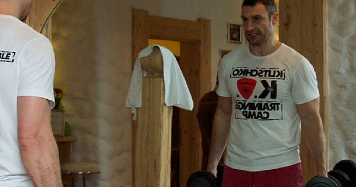 Чемпіон світу у суперважкій вазі за версією WBC Віталій Кличко готується до бою з кубинцем Одальєром Солісом. / © Klitschko / Facebook