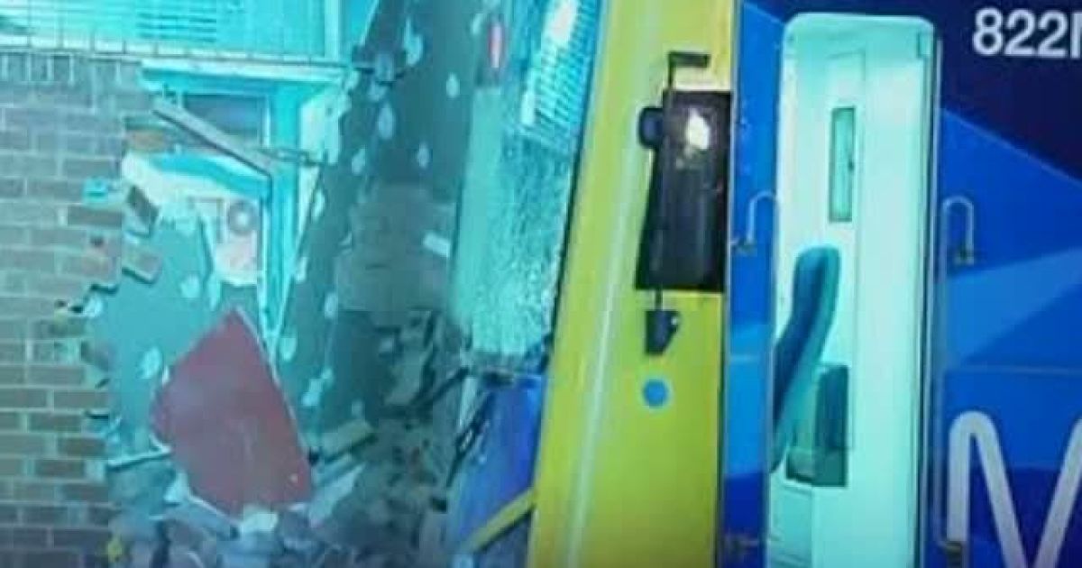 У Мельбурні електричка  протаранила  будівлю  банку