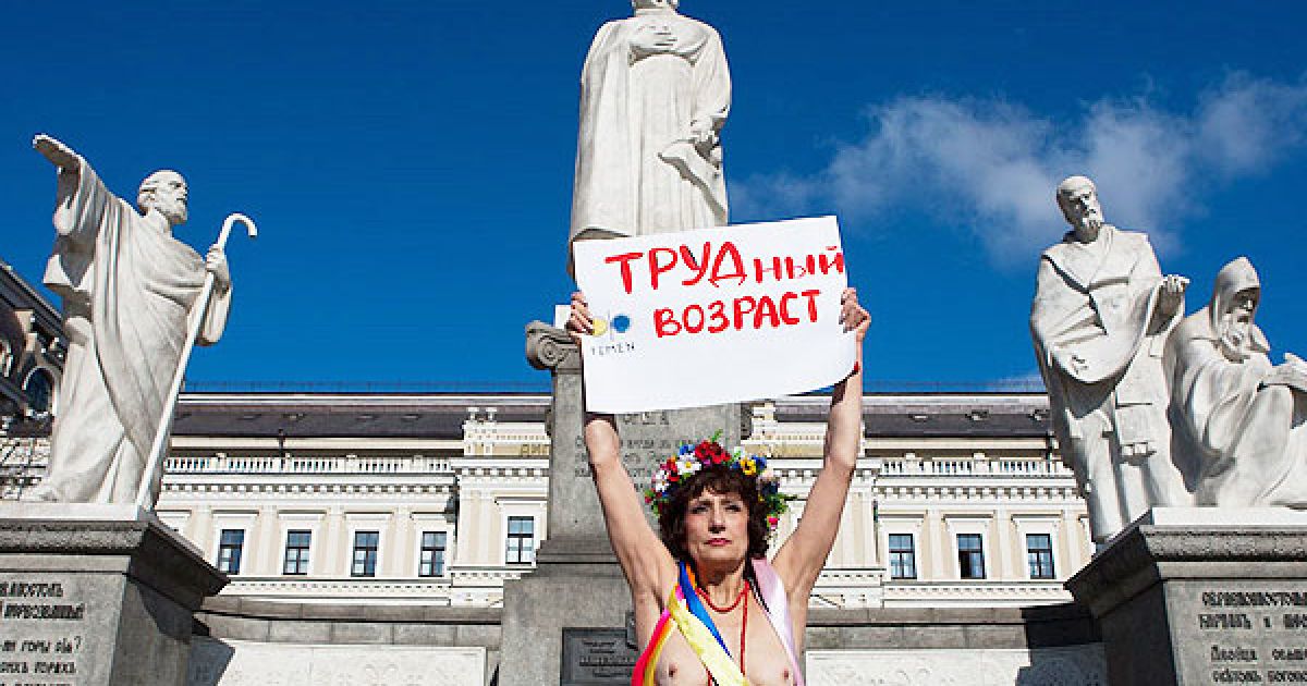 63-річна активістка руху FEMEN роздягнулася на Михайлівській площі у Києві, виступаючи проти підвищення пенсійного віку у жінок. / © Жіночий рух FEMEN