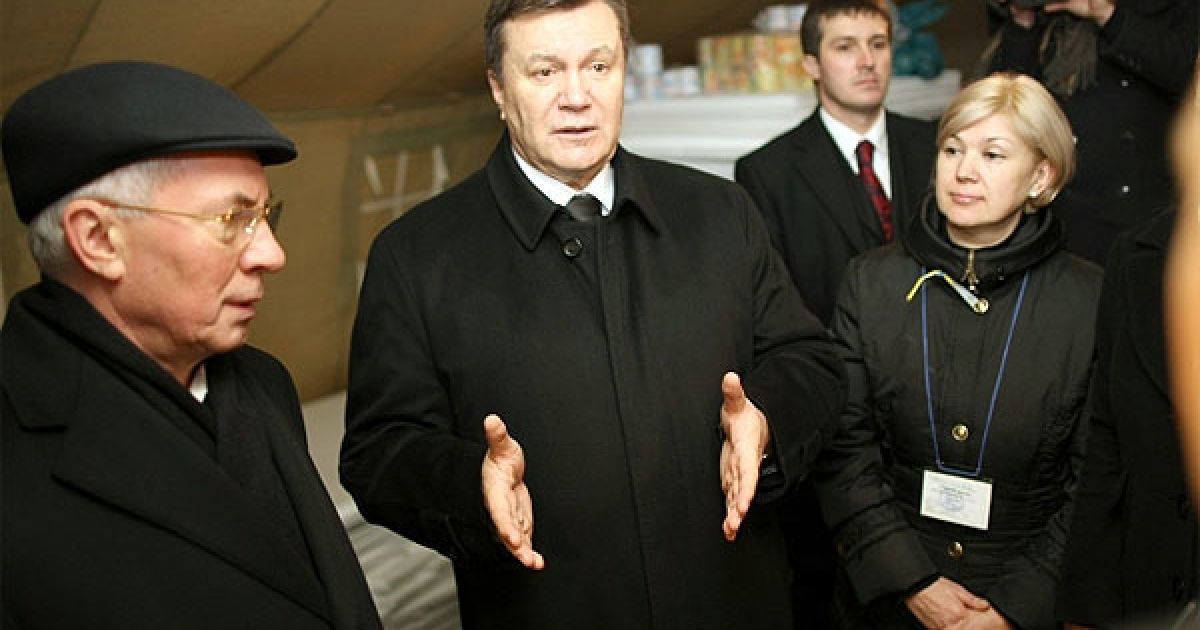Підприємці запросили Януковича випити чаю до одного з наметів, де обладнана кухня, щоб продовжити розмову. / © President.gov.ua