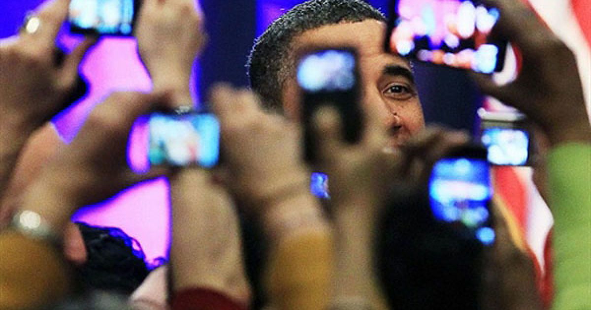 США, Вашингтон. Люди фотографують президента США Барака Обаму, який виступив із доповіддю про охорону здоров'я на конференції "Здорові дії 2011 року" у Вашингтоні. / © AFP