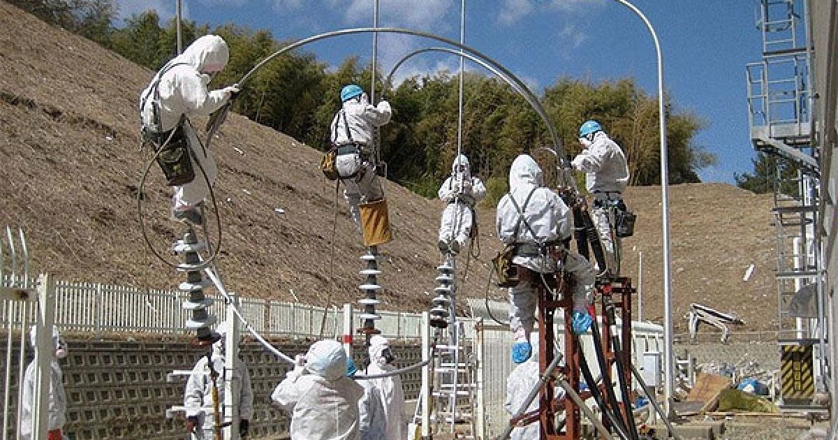 Група з 50 співробітників TEPCO цілодобово намагається нормалізувати ситуацію на аварійній станції. / © AFP