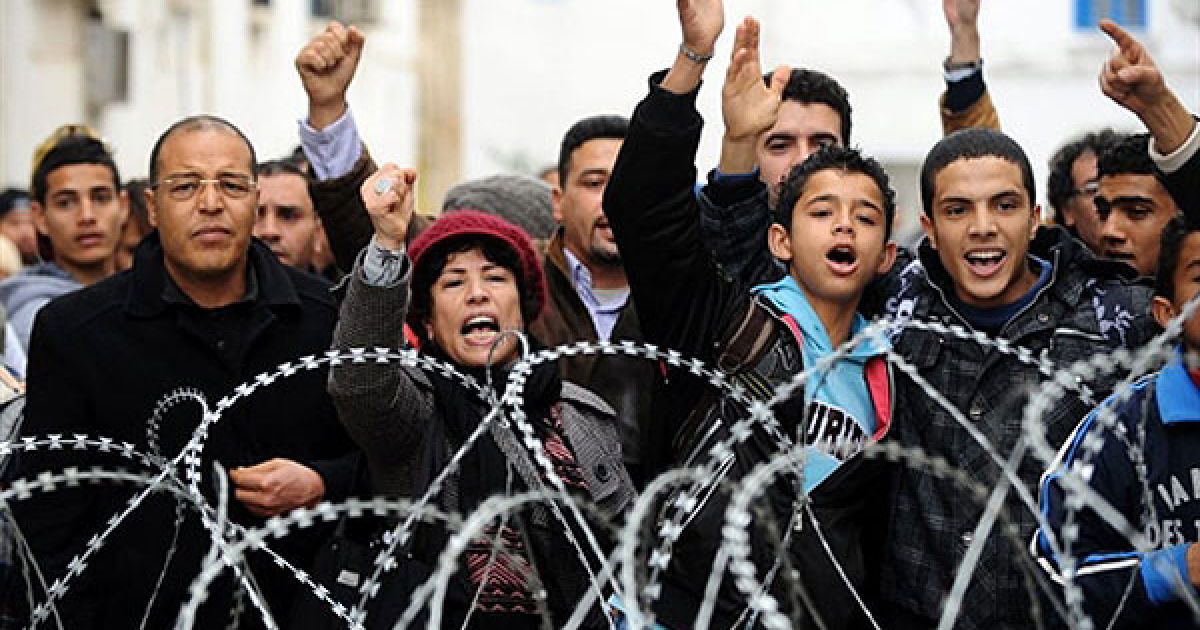 Туніс, Туніс. Туніські студенти і викладачі беруть участь у демонстрації перед офісом прем'єр-міністра в Тунісі. Тисячі людей вийшли на вулиці із закликами до тимчасового уряду. Демонстранти вимагали порвати зі старим режимом. / © AFP