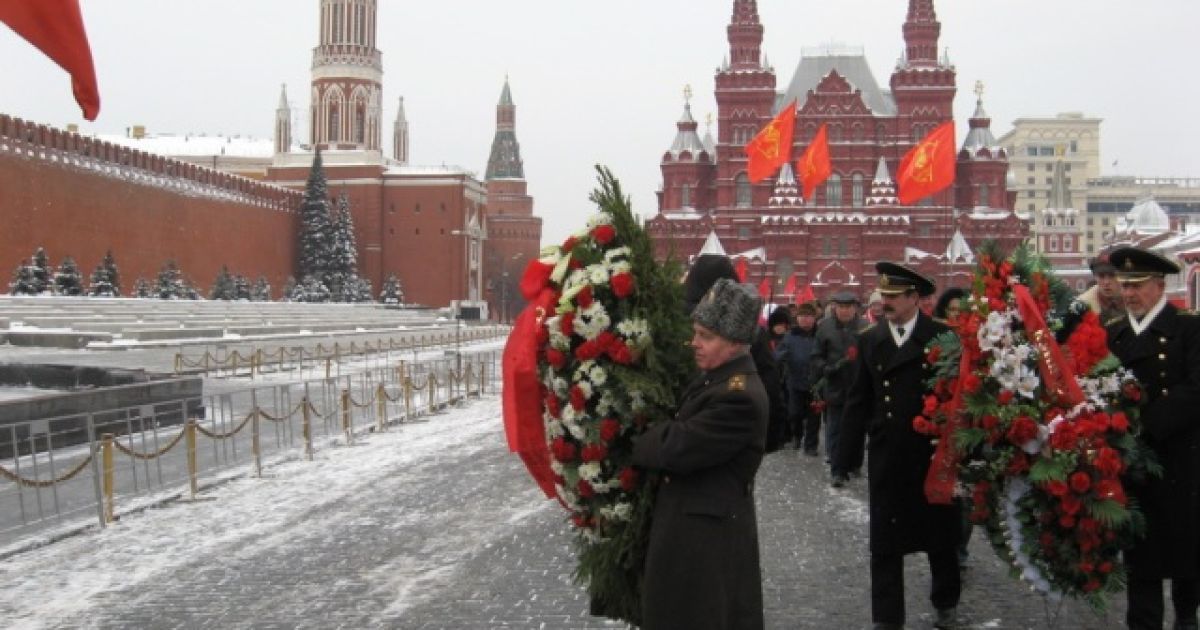 Близько 500 прихильників КПРФ пройшли по Красній площі й поклали квіти і вінки до мавзолею. / © КПРФ