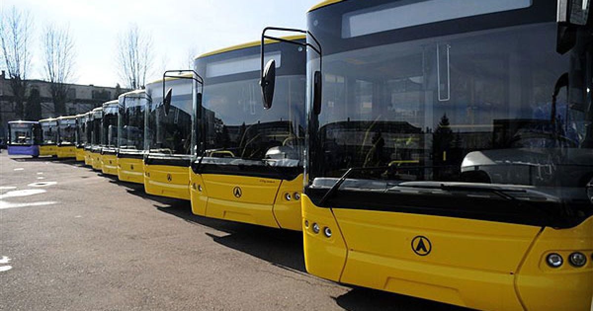 Колесніков вирішив покататись за кермом автобуса, який подарували Донецьку, однак в&rsquo;їхав у автомобіль ДАІ. / © PHL.com.ua