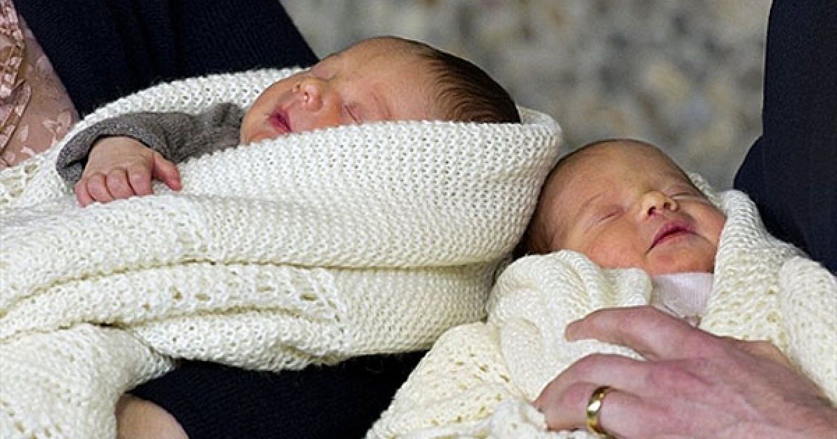Данія, Копенгаген. Наслідний принц Данії Фредерік та його дружина, кронпринцеса Мері тримають своїх новонароджених близнюків, хлопчика і дівчинку, під час прес-конференції в університетській лікарні Копенгагена. У заяві королівського двору сказано, що дівчинка-принцеса народилась вагою 2554 грамів і 46 см, хлопчик &mdash; вагою 2674 грамів і 47 см. / © AFP