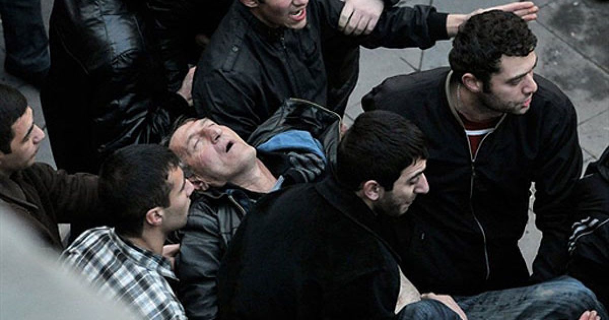 Вірменія, Єреван. Вірменські демонстранти допомагають нести чоловіка, який був поранений під час зіткнень з правоохоронцями на акції протесту у Єревані. Більше 10 тисяч прихильників опозиції закликали уряд країни піти у відставку. / © AFP