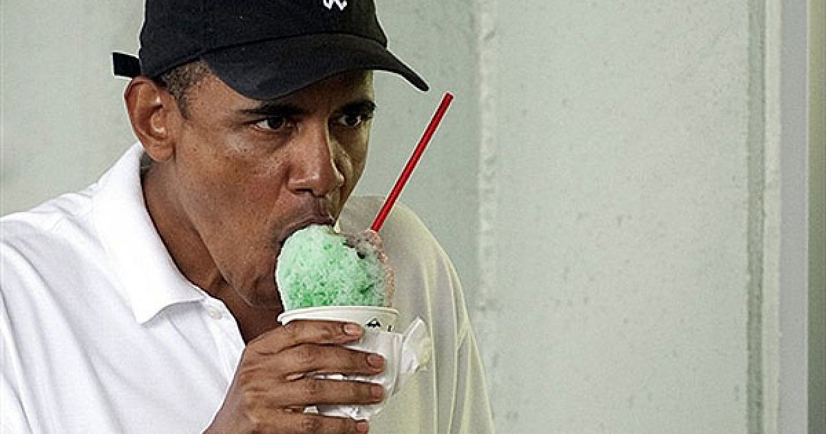 США, Кайлуа. Президент США Барак Обама їсть морозиво під час відпочинку на острові Сноу на Гаваях. / © AFP