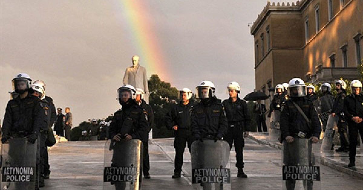 Греція, Афіни. Співробітники поліцейського підрозділу стоять біля
пам'ятника грецькому політику Елеутеріосу Венізелосу біля грецького
парламенту в Афінах.