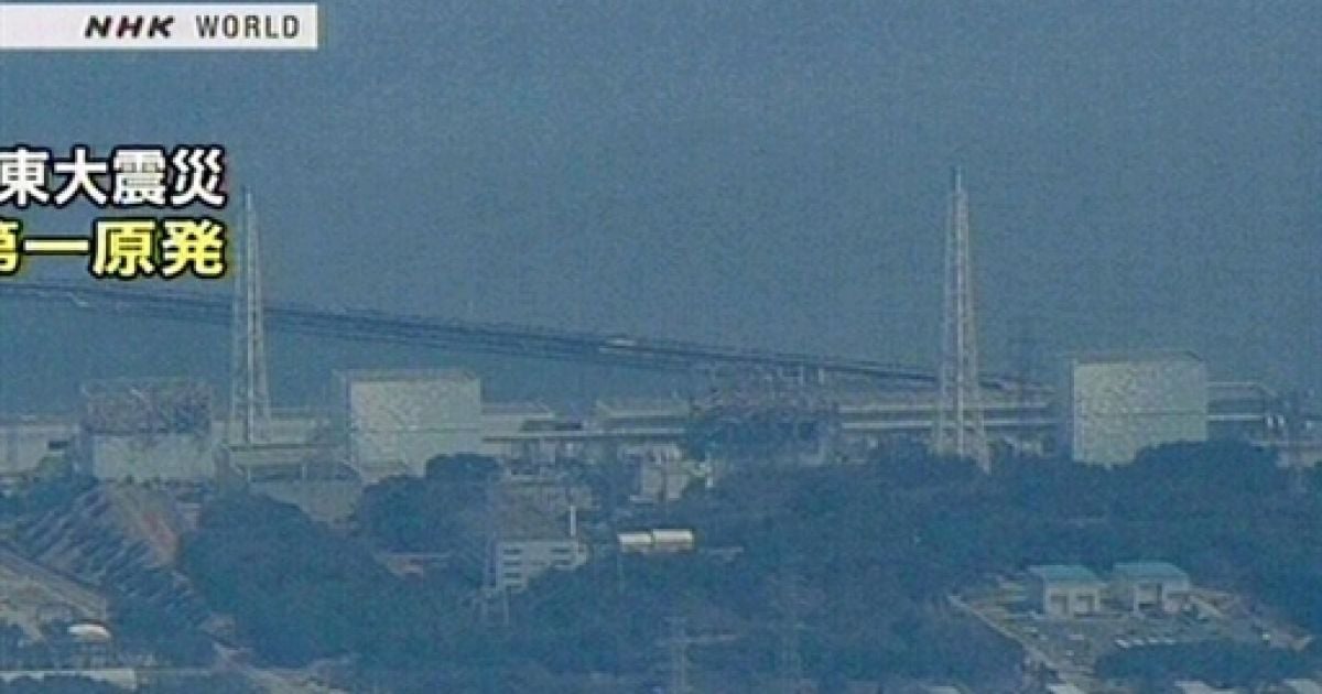 На АЕС вийшла з ладу система охолодження реакторів, що призвело до їх перегріву і викиду радіації, після чого на станції сталося кілька вибухів. / © AFP