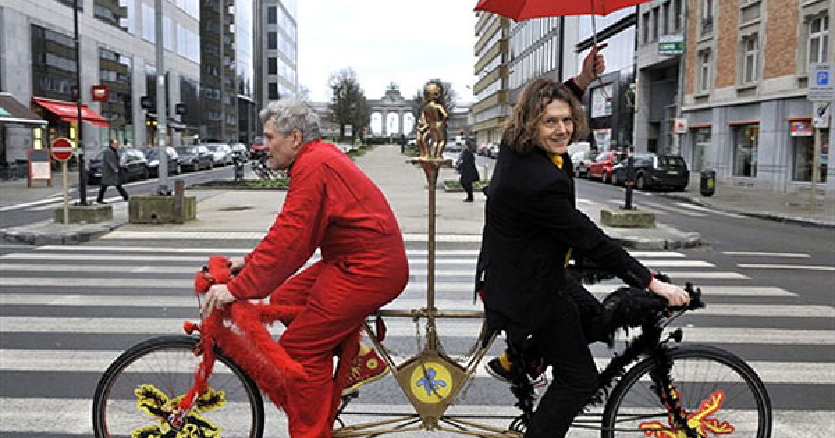 Бельгія, Брюссель. Голландсько-мовний Леон Зоутеб&rsquo;єр і франкомовний Франц Кокідо сидять на велосипеді, що "їде" у протилежних напрямках, на вулиці Брюсселя. Акція мала привернути увагу до політичної кризи у Бельгії. / © AFP