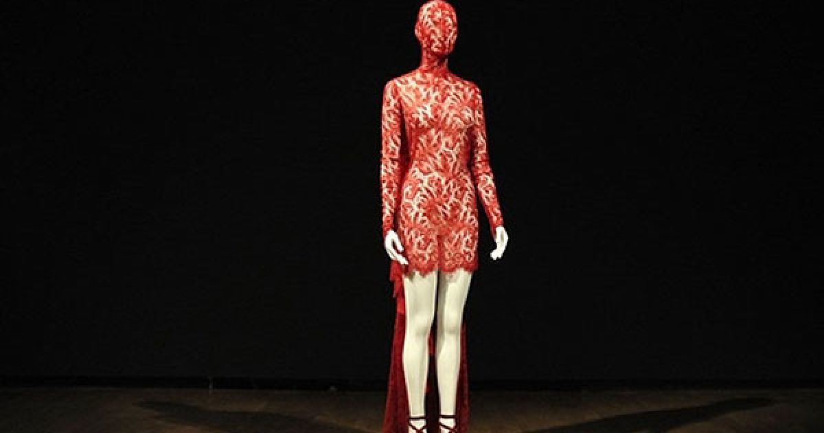 Великобританія, Лондон. Сукня від покійного британського дизайнера
Олександра Макквіна "Червона мереживна сукня, яка прикриває голову,
від Джоан" виставлена у Королівській академії мистецтв у Лондоні.
Сукня є одним з експонатів виставки "Aware: Art Fashion Identity", яка
проходитиме у академії 2 грудня по 30 січня. / © AFP