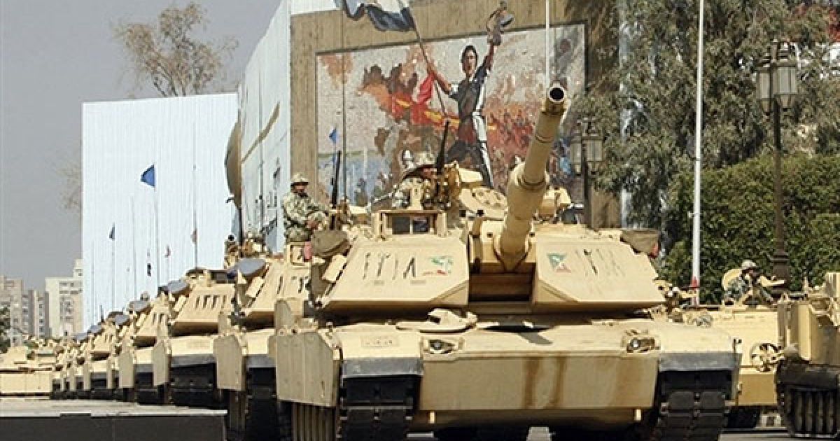 Єгипет, Каїр. Танки єгипетської армії стоять поруч із пам'ятником Невідомому солдату у Каїрі. Протести по всій країні, які спалахнули 25 січня, призвели до закінчення влади президента Хосні Мубарака і схвилювали весь арабський світ. / © AFP