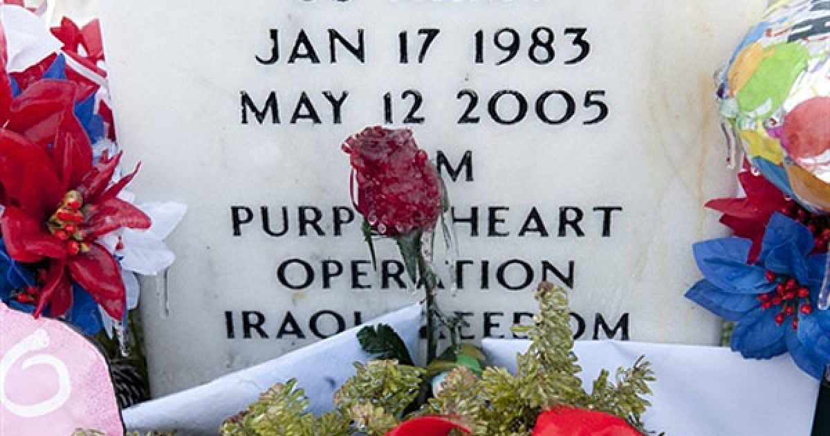 США, Арлінгтон. Троянда, вкрита кригою, поруч із надгробком рядового першого класу армії США Кеннета Зейглера на Арлінгтонському національному кладовищі, штат Вірджинія. У Сполучених Штатах тривають снігові та льодові бурі. / © AFP