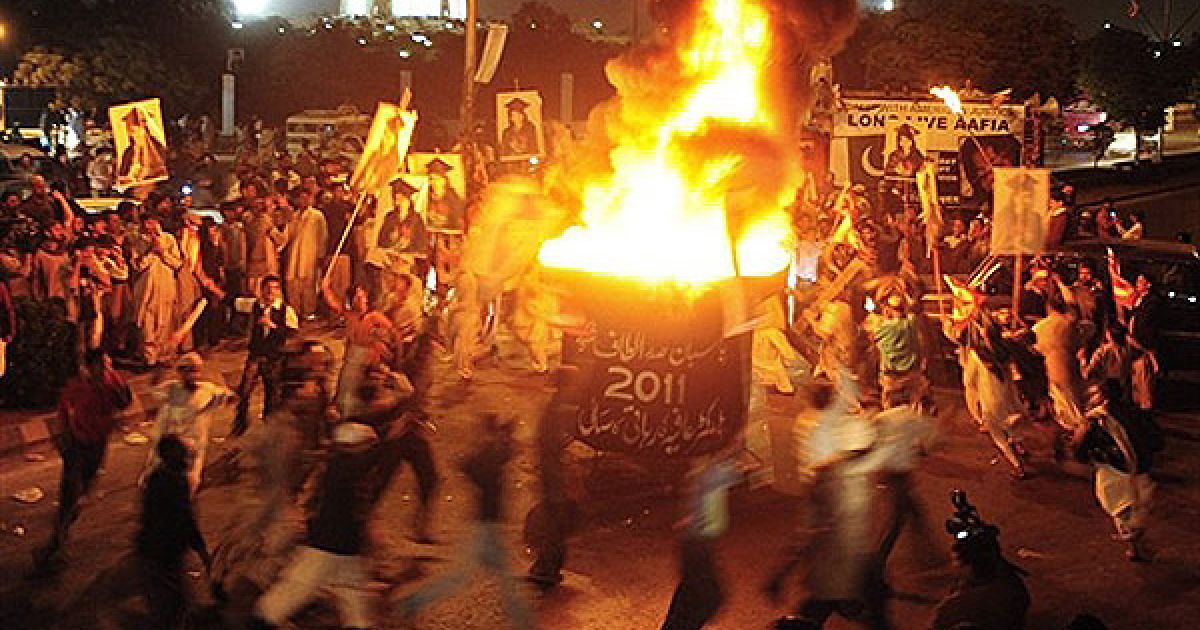 Пакистан, Карачі. Активісти руху "Пасбан Пакистан" влаштували мітинг у Карачі на підтримку пакистанського вченого Аафії Сіддікі. Суд Нью-Йорка визнав Сіддікі, яку американські табло їди називають "Леді Каїда", винною у замаху на вбивство американських військовослужбовців у Афганістані. / © AFP