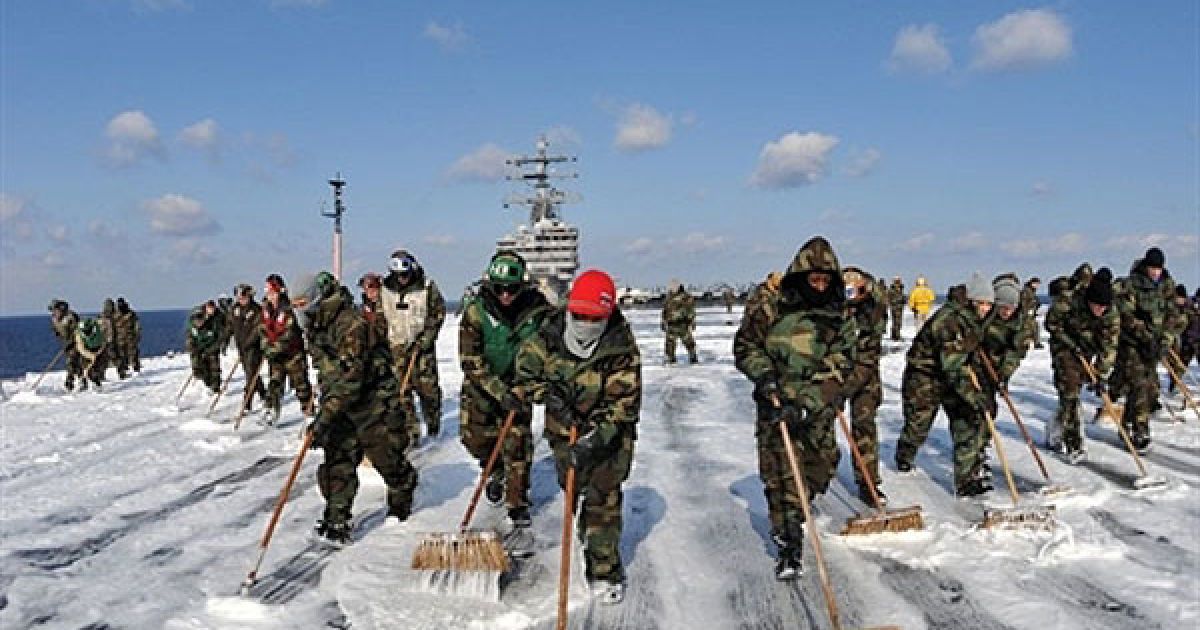 Японія. Моряки ВМС США миють палубу авіаносця USS Ronald Reagan (CVN 76), щоб знезаразити судно під час знаходження корабля поблизу узбережжя Японії. Авіаносець прибув до Японії для надання гуманітарної допомоги. Фото AFP/HO/ВМС США / © AFP
