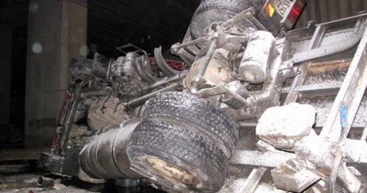 У ніч на 22 лютого в районі станції метро "Видубичі" в Києві з мосту впала фура.