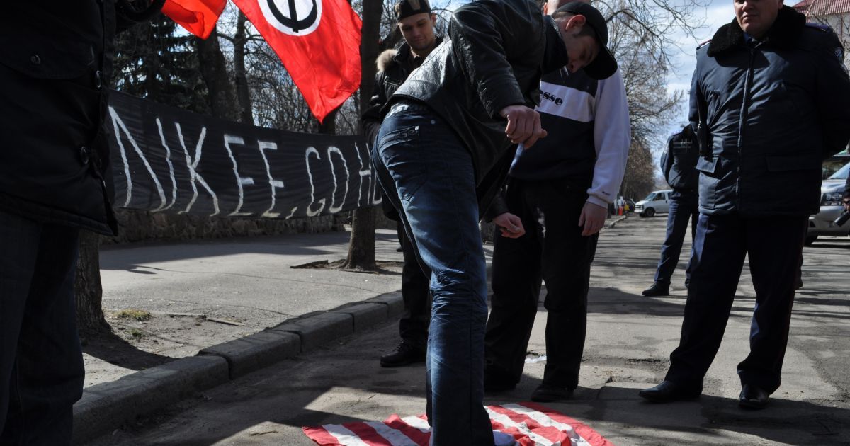 Мітингувальники висловили свою підтримку Каддафі та "вільному народу Лівії, у якого є сміливість піти проти світових жандармів".