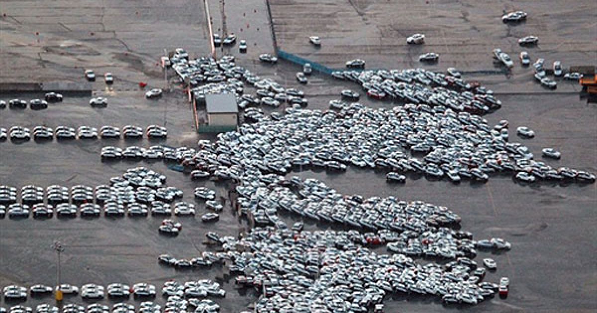 Японія, Хітачінака. Автомобілі, які постраждали в результаті потужного цунамі, що обрушилось на місто Хітачінака, префектура Ібаракі. / © AFP