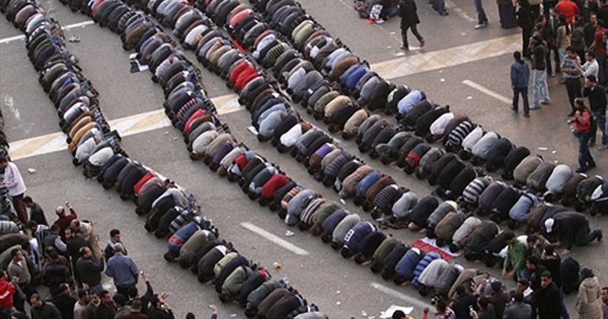 Єгипет, Каїр. Єгипетські демонстранти моляться в центрі Каїра під час акції протесту. Тисячі демонстрантів вийшли на вулиці Каїра з вимогою відставки президента Хосні Мубарака. На рішучі дії єгипетських мітингувальників надихнуло народне повстання в Тунісі. / © AFP