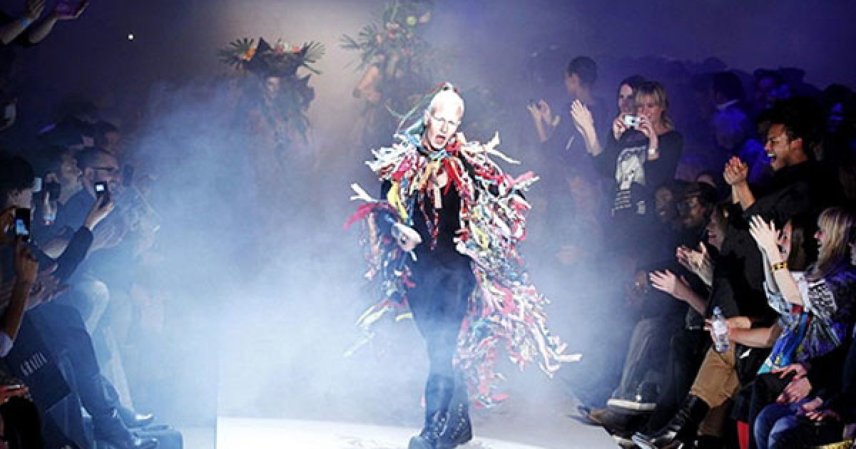 Нідерланди, Амстердам. Голландський дизайнер Бас Костерс вітає публіку після показу своєї колекції на міжнародному тижні моди у Амстердамі. / © AFP