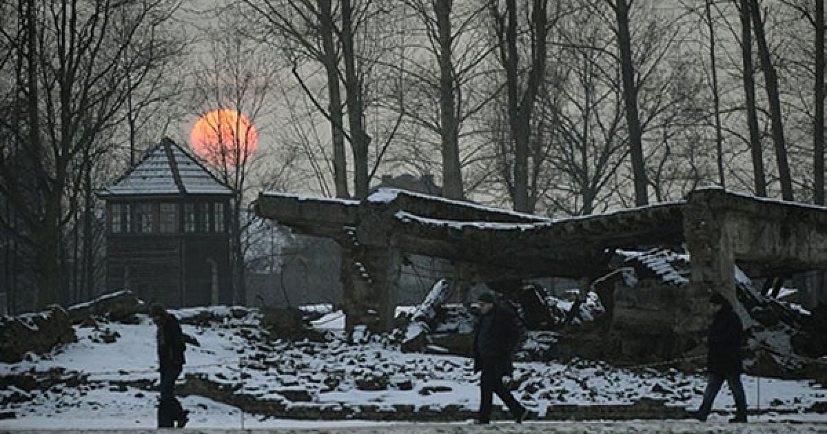 Польща, Освенцим. Люди проходять повз руїни крематорія після церемонії вшанування пам&#039;яті жертв концтабору Освенцім-Біркенау, колишнього нацистського табору смерті. У свыты відзначили міжнародний день пам&rsquo;яті жертв Голокосту. / © AFP