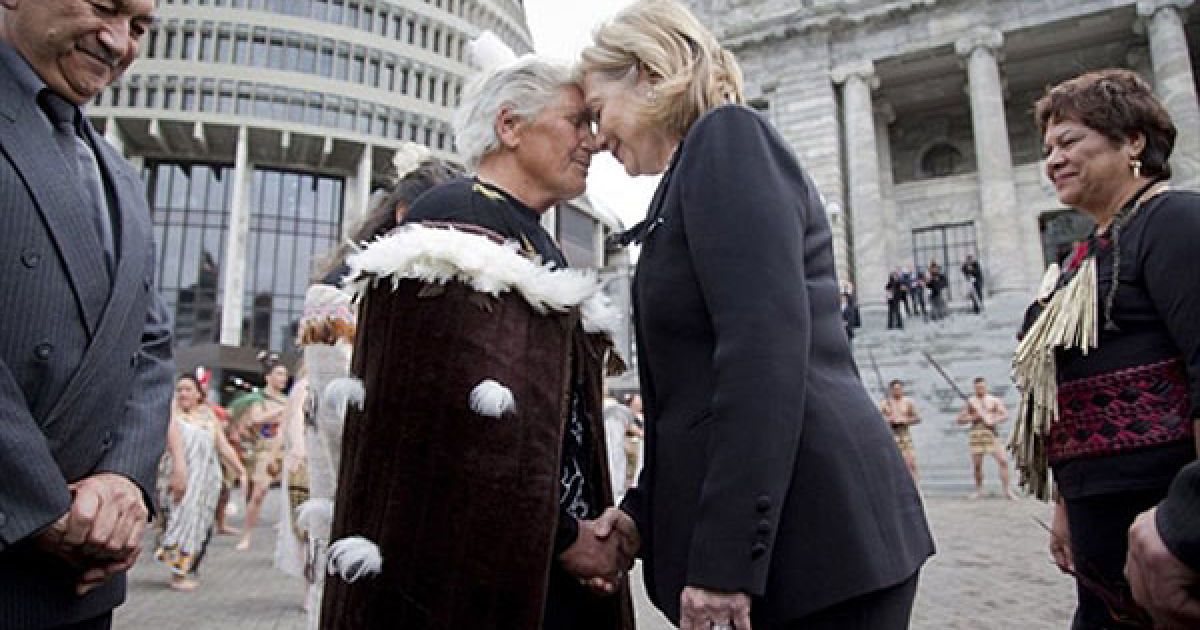 Нова Зеландія. Державний секретар США Гілларі Клінтон зустрічається з Роуз Парей, старійшиною парламенту Нової Зеландії, під час візиту до парламенту у Веллінгтоні. Клінтон відвідала Нову Зеландію для підписання угоди, яка відзначає відлигу у відносинах між країнами після сварки через ядерну зброю, що тривала протягом чверті століття. / © AFP