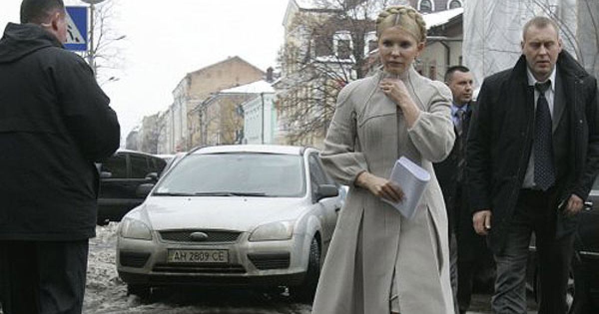 Тимошенко зайшла до будівлі ГПУ в супроводі охоронців / © УНІАН