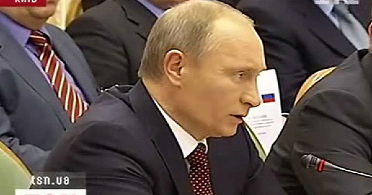 Російський прем'єр-міністр Володимир Путін прибув з візитом до України із поганим настроєм та чимось схожим на великий синець на лівій вилиці