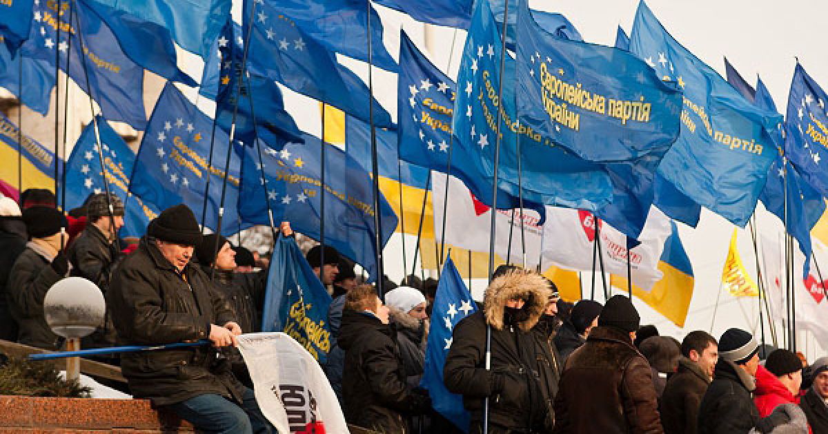 У центрі Києва декілька сотень мітингуючих зібралися на Європейській площі. / © Украинское Фото