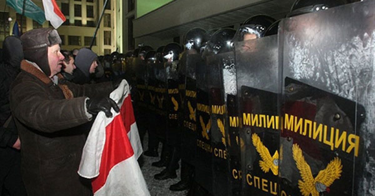 До Будинку уряду Білорусі прибули внутрішні війська, демонстрантів силою витіснили із площі Незалежності на прилеглі вулиці. / © AFP